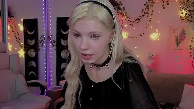 Moonlight Mia online show from 10-25-25, 11:21