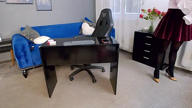 AnneHove online show from 11-17-25, 06:08