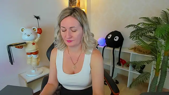 Snapshot of AriFleow chatting on 10-21-25, 11:33 AriFleow online show from 10-21-25, 11:33