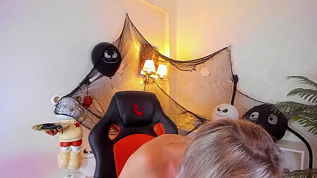 Snapshot of AriFleow chatting on 10-28-25, 11:47 AriFleow online show from 10-28-25, 11:47