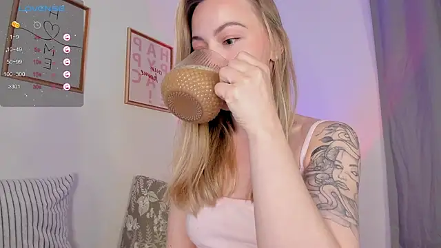 Snapshot of damn_cutie chatting on 10-17-25, 04:53 damn cutie online show from 10-17-25, 04:53