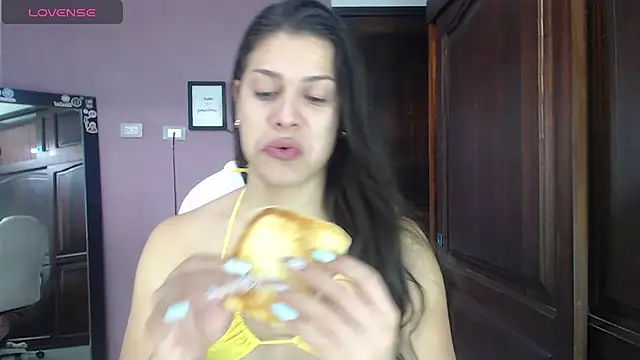 Snapshot of Luciana_Ortiz1 chatting on 12-19-24, 03:52 Luciana Ortiz1 online show from 12-19-24, 03:52