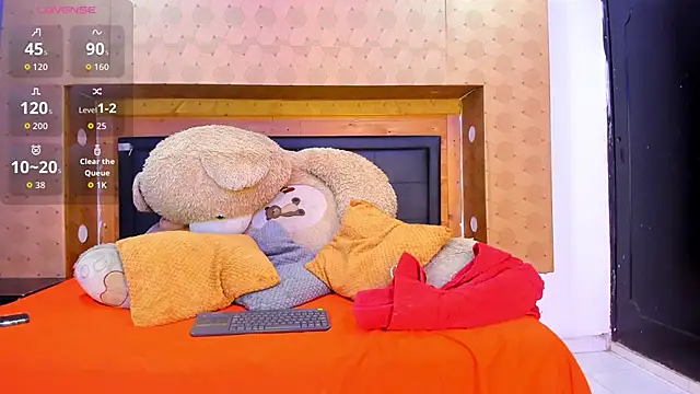 SofiAndNicol online show from 12-17-25, 11:05