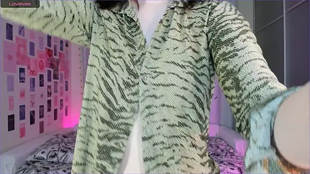 Vanessa Verona online show from 12-22-25, 05:04