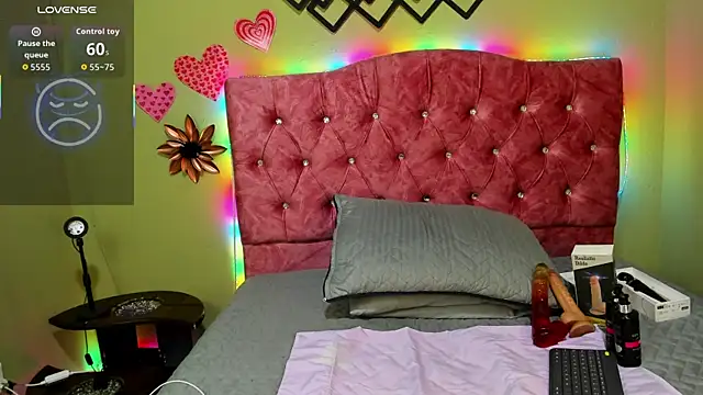 Snapshot of blue_violette_ chatting on 10-14-25, 07:58 blue violette online show from 10-14-25, 07:58