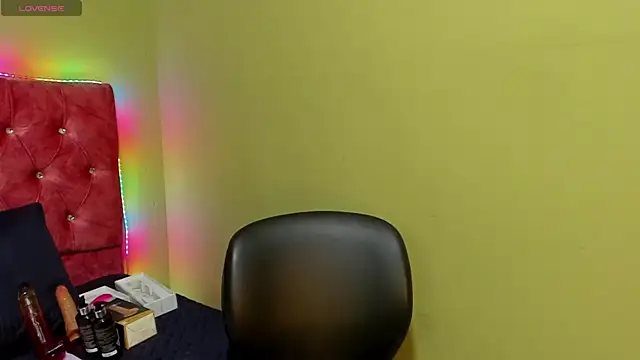 Snapshot of blue_violette_ chatting on 10-18-25, 07:47 blue violette online show from 10-18-25, 07:47