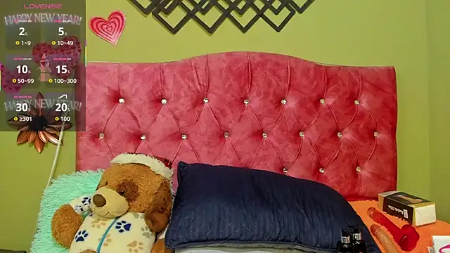 Snapshot of blue_violette_ chatting on 10-20-25, 04:40 blue violette online show from 10-20-25, 04:40