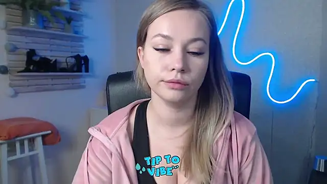 holly xglam online show from 12-19-24, 08:23