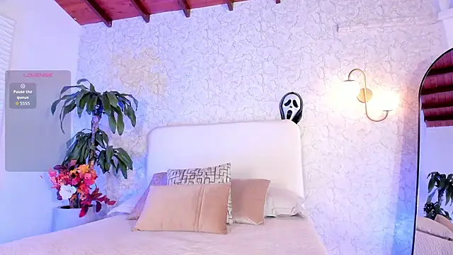 Snapshot of AlissPrince chatting on 10-22-25, 10:37 AlissPrince online show from 10-22-25, 10:37