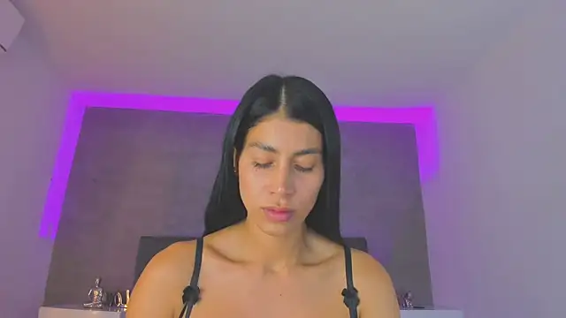 Snapshot of jasminehill_ chatting on 02-22-25, 08:31 jasminehill online show from 02-22-25, 08:31