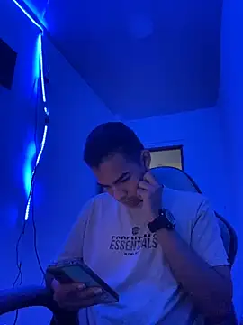 Snapshot of Boypolla11 chatting on 10-18-25, 04:15 Boypolla11 online show from 10-18-25, 04:15