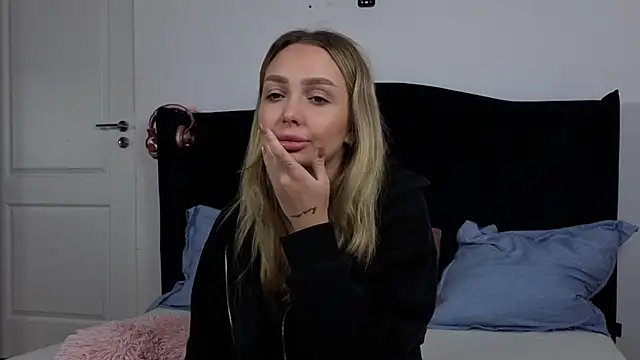 Snapshot of AnnaMaee chatting on 11-18-25, 06:45 AnnaMaee online show from 11-18-25, 06:45