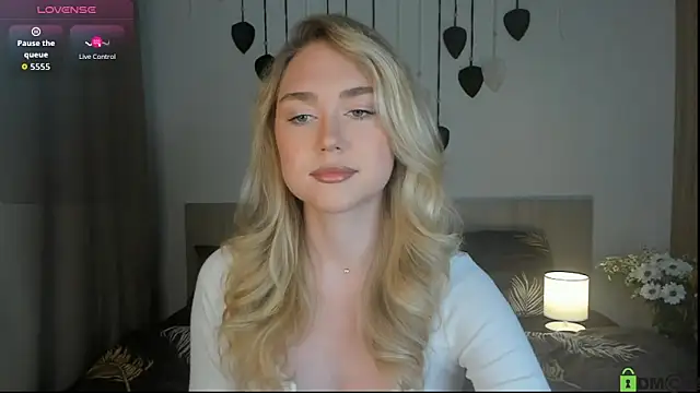 Snapshot of TheVanessaMaes chatting on 10-20-25, 08:09 TheVanessaMaes online show from 10-20-25, 08:09