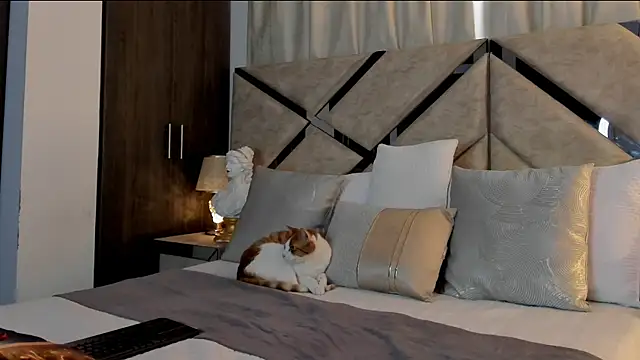 HaileyBaldwin online show from 12-25-24, 08:50