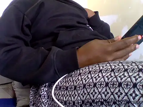 Hot-zeenah online show from 10-10-25, 04:33