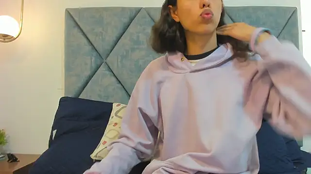 FreyaMoller online show from 10-18-25, 05:35