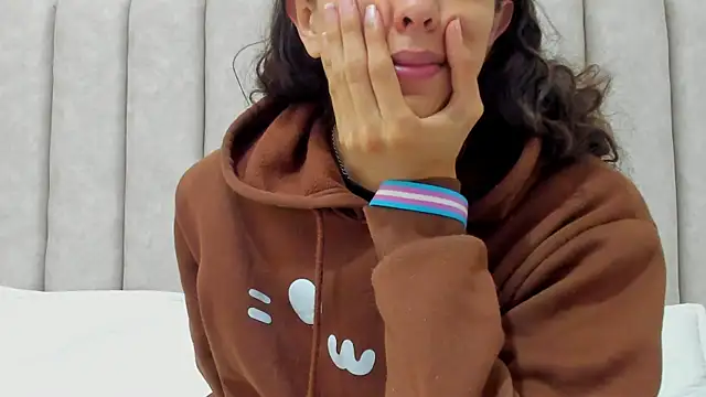 FreyaMoller online show from 10-28-25, 07:16