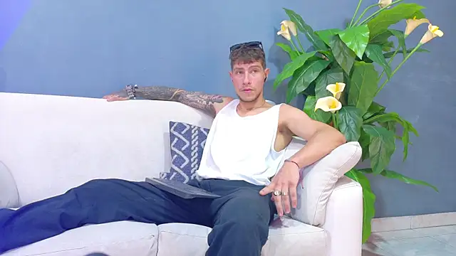 Snapshot of french_sexx chatting on 09-26-25, 07:18 french sexx online show from 09-26-25, 07:18