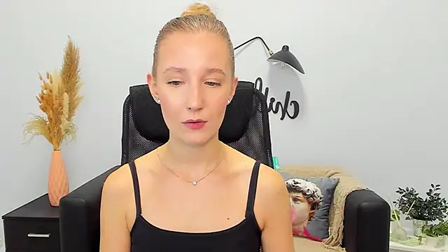 Snapshot of LolaWilsons chatting on 01-21-25, 01:22 LolaWilsons online show from 01-21-25, 01:22