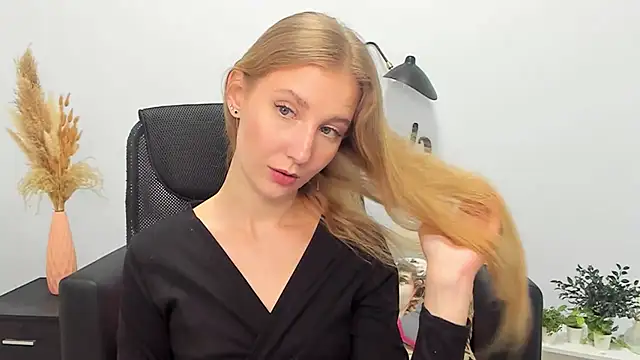 Snapshot of LolaWilsons chatting on 02-27-25, 12:23 LolaWilsons online show from 02-27-25, 12:23