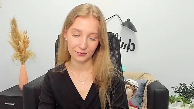 LolaWilsons online show from 03-06-25, 03:13