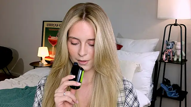 RozzitaBedberry online show from 10-18-25, 01:01