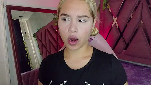 Snapshot of Haelycute chatting on 02-11-26, 12:32 Haelycute online show from 02-11-26, 12:32