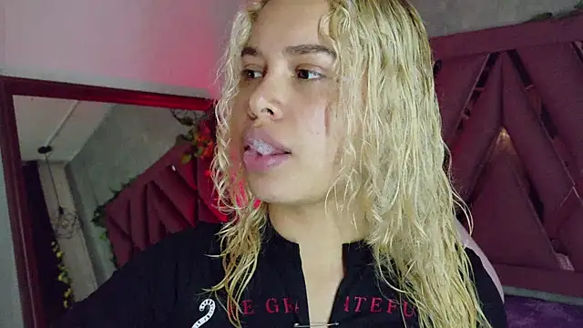 Snapshot of Haelycute chatting on 02-12-26, 12:00 Haelycute online show from 02-12-26, 12:00