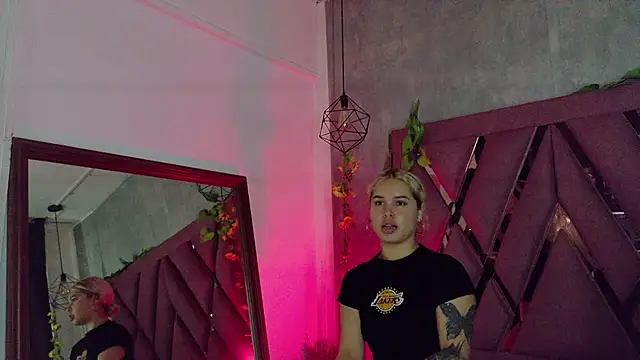 Snapshot of Haelycute chatting on 02-14-26, 12:02 Haelycute online show from 02-14-26, 12:02