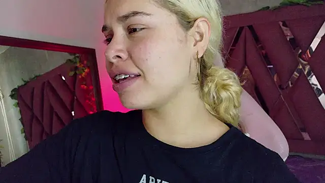 Snapshot of Haelycute chatting on 02-15-26, 12:25 Haelycute online show from 02-15-26, 12:25