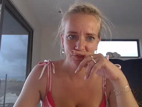 Snapshot of Wendysexyx chatting on 10-18-25, 10:10 Wendysexyx online show from 10-18-25, 10:10