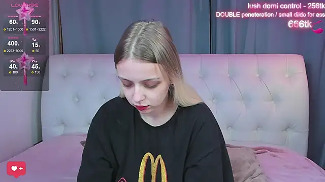 Snapshot of Alice_Halle chatting on 10-13-25, 08:14 Alice Halle online show from 10-13-25, 08:14