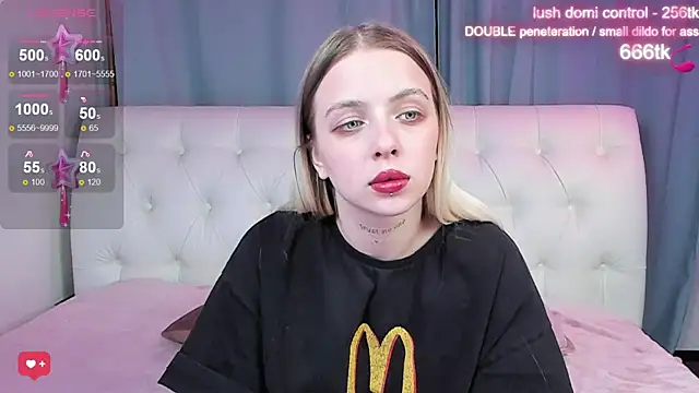 Snapshot of Alice_Halle chatting on 10-14-25, 04:02 Alice Halle online show from 10-14-25, 04:02