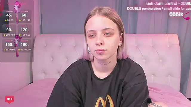 Snapshot of Alice_Halle chatting on 10-18-25, 04:15 Alice Halle online show from 10-18-25, 04:15