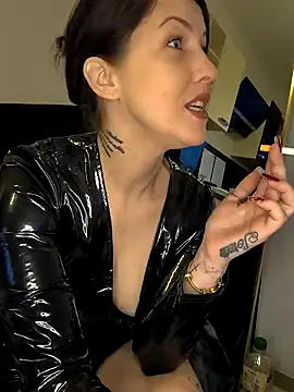 Linalicious online show from 12-26-24, 02:48