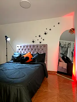 Snapshot of samantha_evans2 chatting on 10-24-25, 11:12 samantha evans2 online show from 10-24-25, 11:12