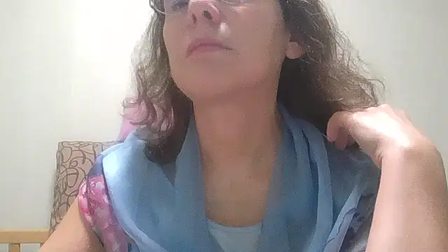 Snapshot of HollyJewel chatting on 11-26-25, 04:41 HollyJewel online show from 11-26-25, 04:41