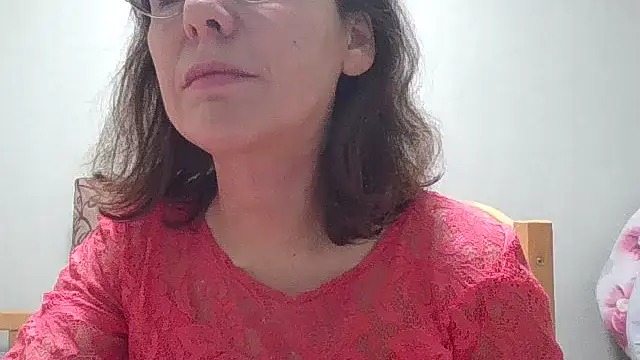 Snapshot of HollyJewel chatting on 12-14-25, 06:23 HollyJewel online show from 12-14-25, 06:23