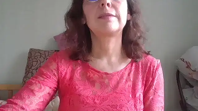 Snapshot of HollyJewel chatting on 04-06-26, 12:06 HollyJewel online show from 04-06-26, 12:06