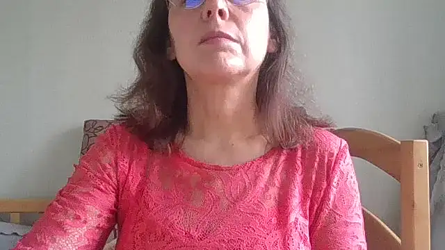 Snapshot of HollyJewel chatting on 04-08-26, 10:37 HollyJewel online show from 04-08-26, 10:37