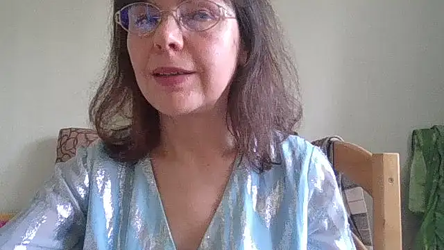 Snapshot of HollyJewel chatting on 04-15-26, 12:45 HollyJewel online show from 04-15-26, 12:45