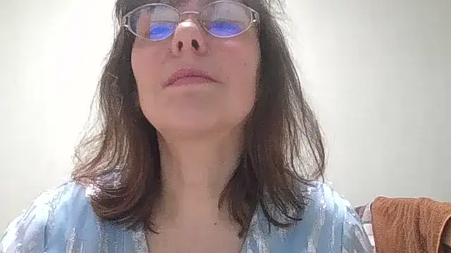 Snapshot of HollyJewel chatting on 04-15-26, 07:58 HollyJewel online show from 04-15-26, 07:58