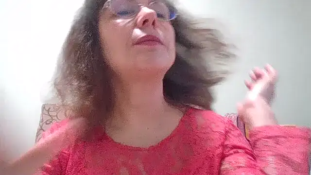 Snapshot of HollyJewel chatting on 04-16-26, 04:19 HollyJewel online show from 04-16-26, 04:19