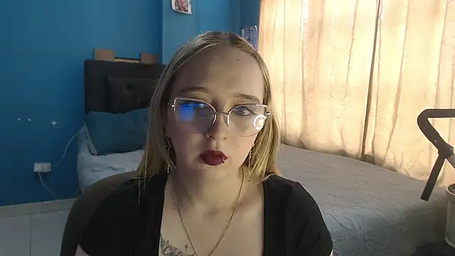 Snapshot of Liaroberts1 chatting on 10-20-25, 11:54 Liaroberts1 online show from 10-20-25, 11:54