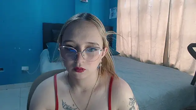 Snapshot of Liaroberts1 chatting on 10-28-25, 11:58 Liaroberts1 online show from 10-28-25, 11:58