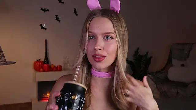 Snapshot of ella_twinkl chatting on 10-24-25, 06:26 ella twinkl online show from 10-24-25, 06:26