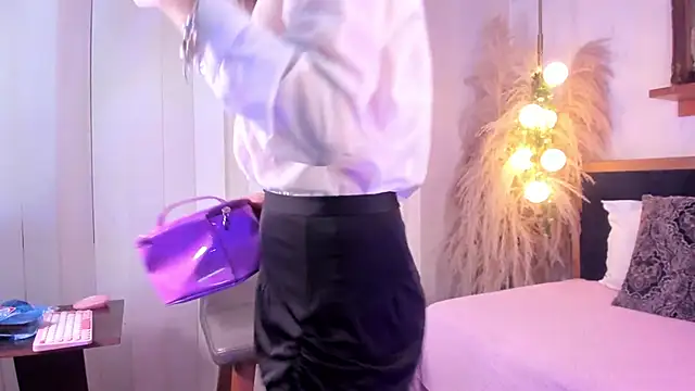 Snapshot of Alice_milf_ chatting on 01-21-25, 02:15 Alice milf online show from 01-21-25, 02:15