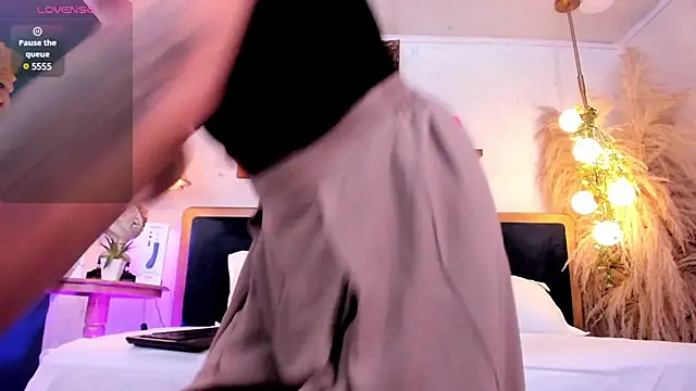 Snapshot of Alice_milf_ chatting on 02-24-25, 11:21 Alice milf online show from 02-24-25, 11:21