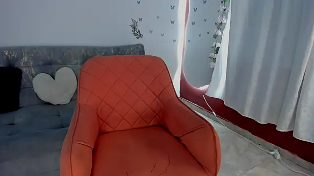 Snapshot of melody_cute10 chatting on 10-13-25, 02:39 melody cute10 online show from 10-13-25, 02:39