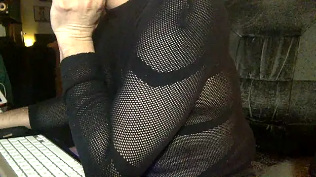 Snapshot of tomz0819 chatting on 11-03-25, 11:26 tomz0819 online show from 11-03-25, 11:26